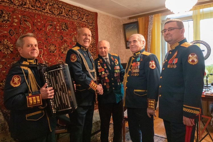 Росгвардия провела парад у дома 99-летнего ветерана Великой Отечественной войны (видео)