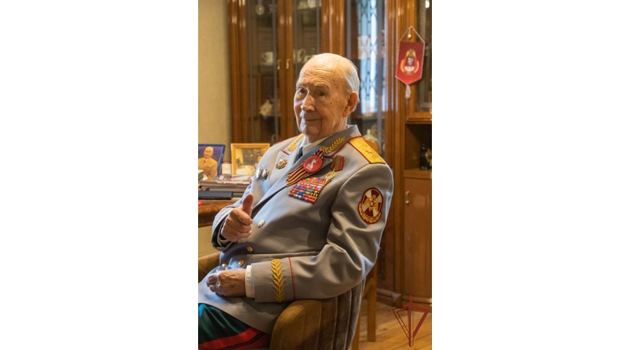Росгвардия провела парад у дома 99-летнего ветерана Великой Отечественной войны (видео)