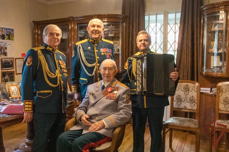 Росгвардия провела парад у дома 99-летнего ветерана Великой Отечественной войны (видео)