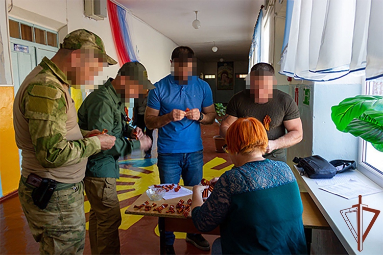 Сотрудники Управления ФСБ России по Росгвардии навестили воспитанников детского дома в зоне СВО (видео)