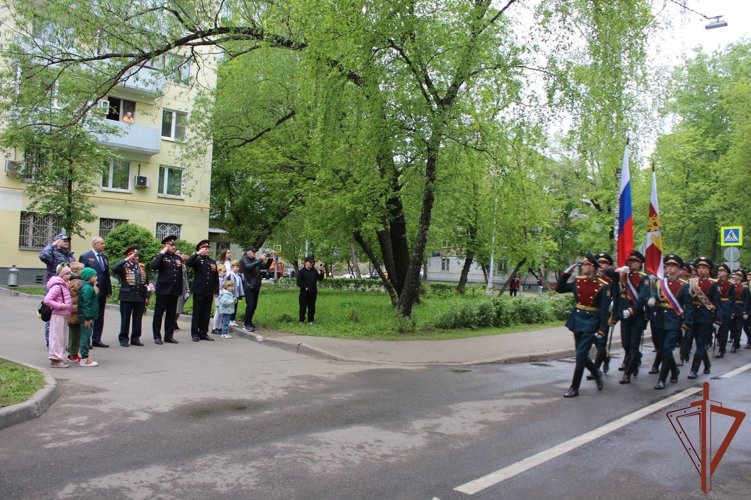 Участников Великой Отечественной войны поздравили росгвардейцы Центрального округа в рамках акции «Парад у дома ветерана» 