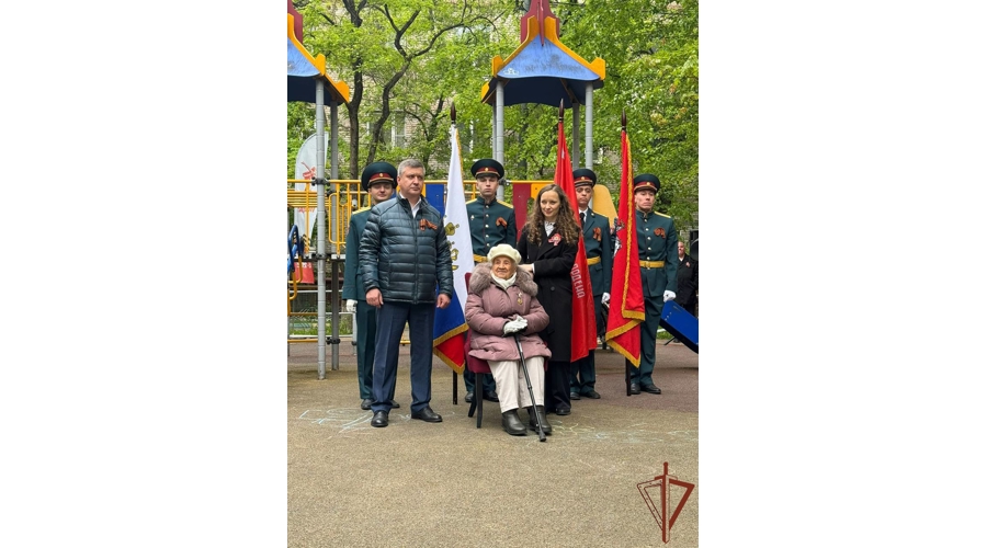 Участников Великой Отечественной войны поздравили росгвардейцы Центрального округа в рамках акции «Парад у дома ветерана» 