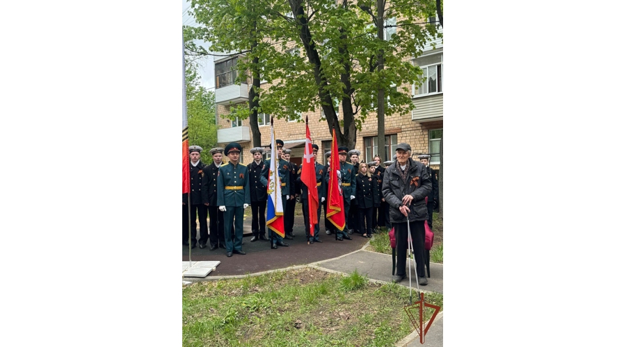 Участников Великой Отечественной войны поздравили росгвардейцы Центрального округа в рамках акции «Парад у дома ветерана» 