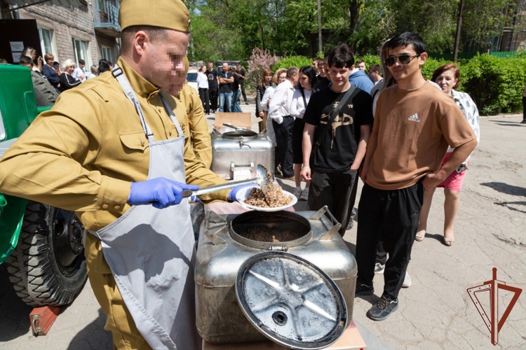 Росгвардейцы развернули полевую кухню для жителей Мариуполя (видео)
