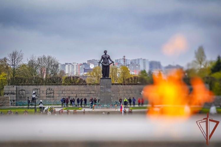 В Санкт-Петербурге росгвардейцы почтили память погибших в годы Великой Отечественной войны