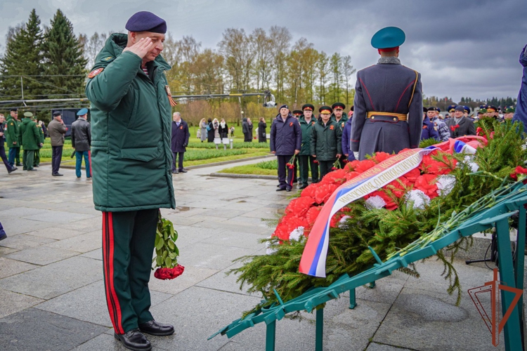 В Санкт-Петербурге росгвардейцы почтили память погибших в годы Великой Отечественной войны