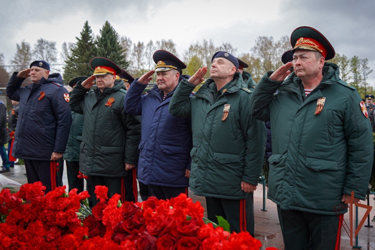 В Санкт-Петербурге росгвардейцы почтили память погибших в годы Великой Отечественной войны