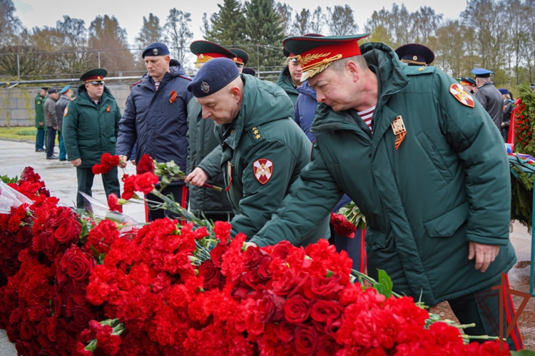 В Санкт-Петербурге росгвардейцы почтили память погибших в годы Великой Отечественной войны