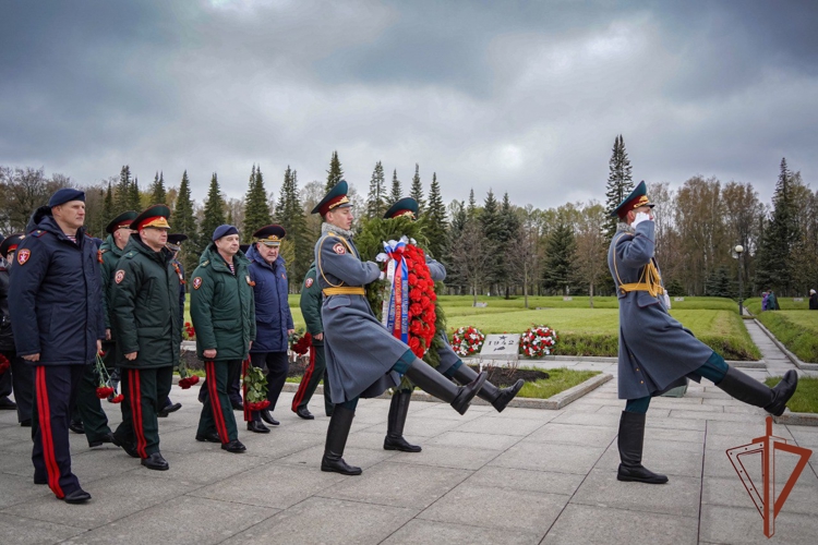 В Санкт-Петербурге росгвардейцы почтили память погибших в годы Великой Отечественной войны