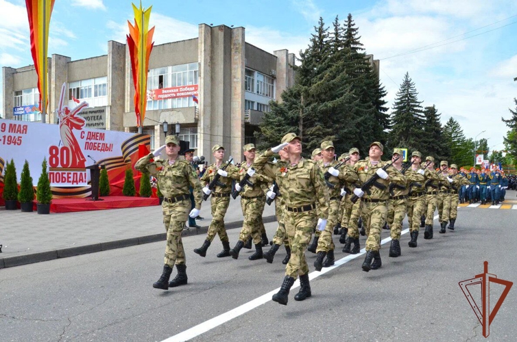 Парады в честь 80-летия Великой Победы прошли по всей стране с участием росгвардейцев (видео)