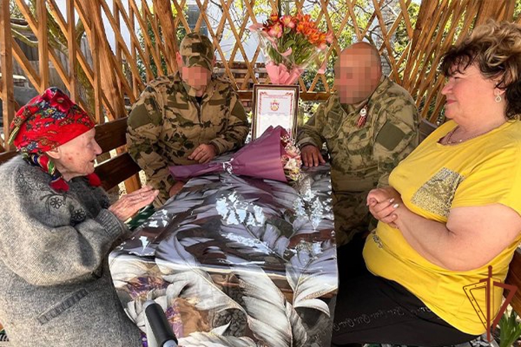 Росгвардейцы навестили участников Великой Отечественной войны в зоне СВО