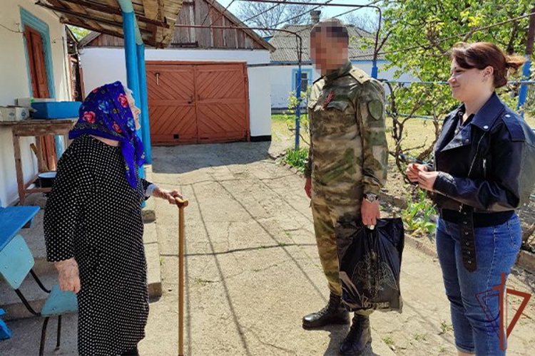 Росгвардейцы навестили участников Великой Отечественной войны в зоне СВО