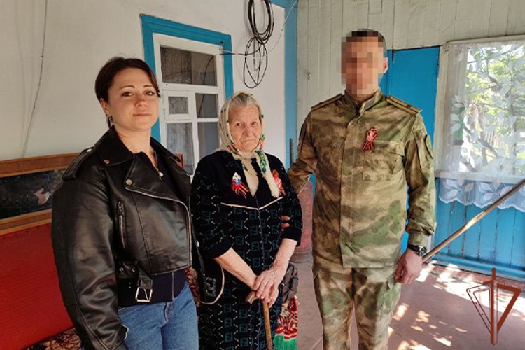 Росгвардейцы навестили участников Великой Отечественной войны в зоне СВО