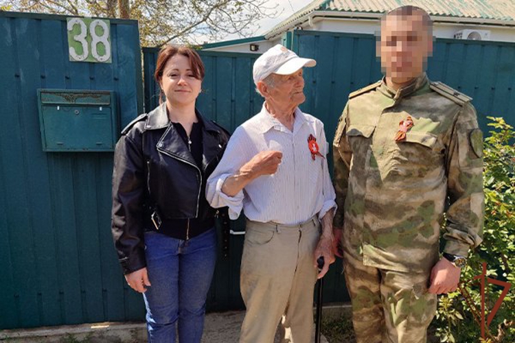 Росгвардейцы навестили участников Великой Отечественной войны в зоне СВО
