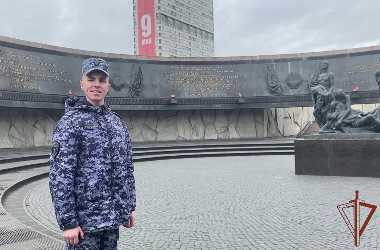 В Мариуполе и Санкт-Петербурге росгвардейцы прочитали стихотворение, написанное участником СВО (видео)