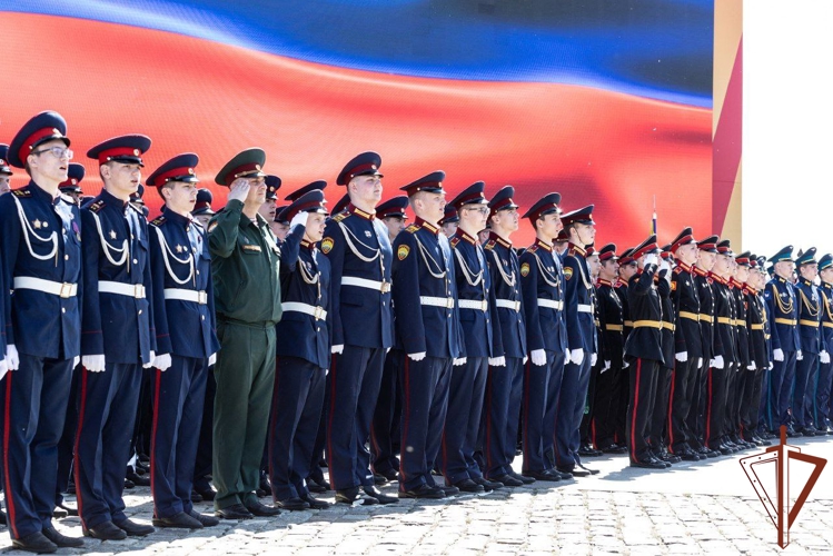 Кадеты Росгвардии – правнуки героев Великой Отечественной войны – стали участниками парада «Не прервется связь поколений!»  (видео)
