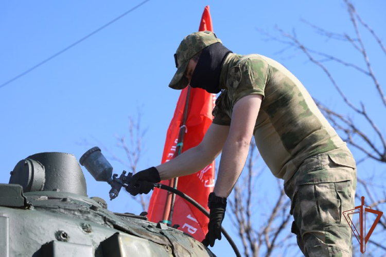 Военнослужащие Росгвардии и сотрудники Управления ФСБ России участвуют в восстановлении памятников защитникам Отечества (видео)