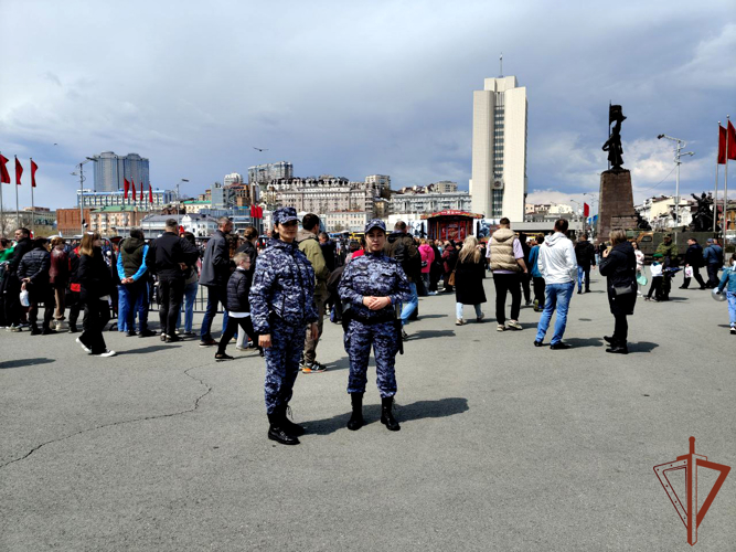 Ученики профильного класса Росгвардии прошли торжественным маршем по центральной площади столицы Дальнего Востока