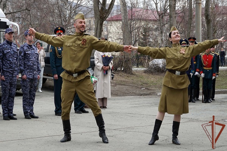 На Дальнем Востоке росгвардейцы провели патриотическую акцию «Парад у дома ветерана» 