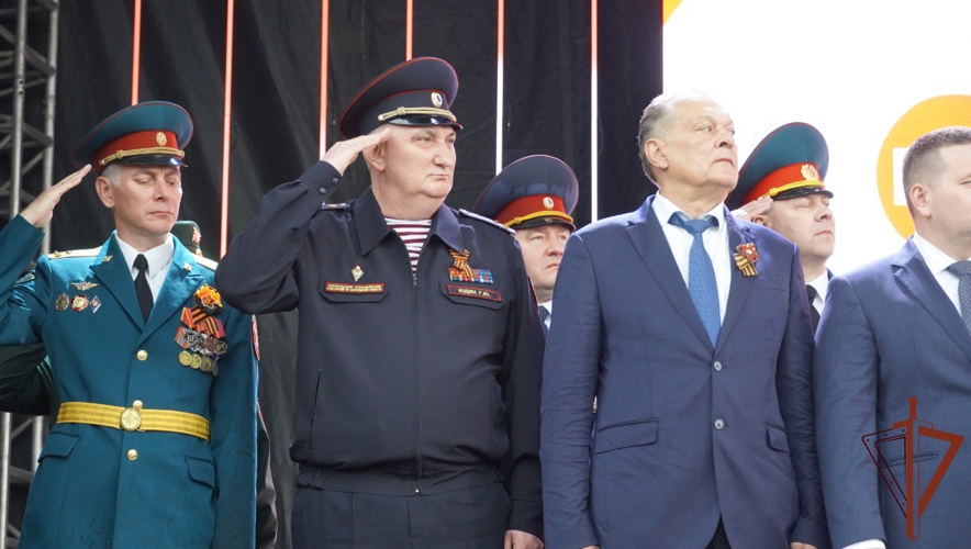 В День Победы росгвардейцы прошли парадным маршем по главной площади Саратова (видео)