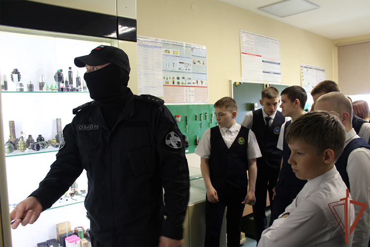 В Уральском округе Росгвардии состоялись патриотические мероприятия для подрастающего поколения