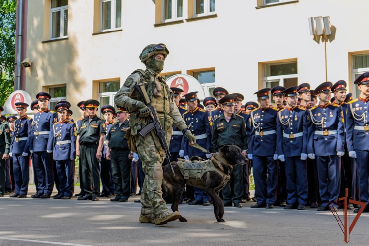 Выпускники кадетских училищ Росгвардии простились со Знаменем (видео)
