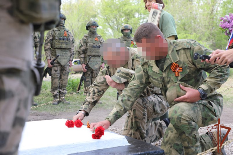 Военнослужащие Росгвардии и сотрудники Управления ФСБ России участвуют в восстановлении памятников защитникам Отечества (видео)