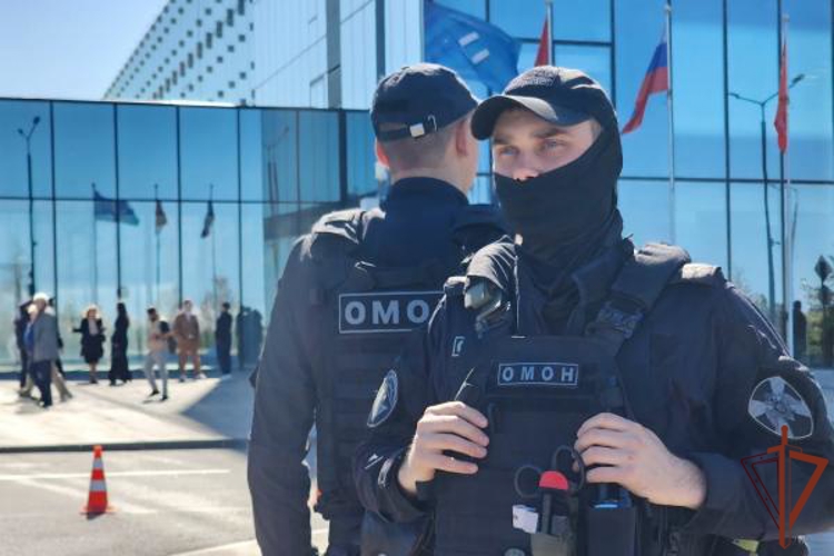 Военнослужащие и сотрудники Росгвардии обеспечили безопасность XIII Петербургского международного юридического форума