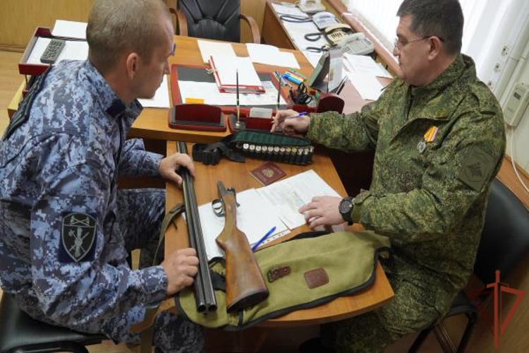 Росгвардейцы продолжают передавать в зону СВО добровольно сданное саратовцами оружие 