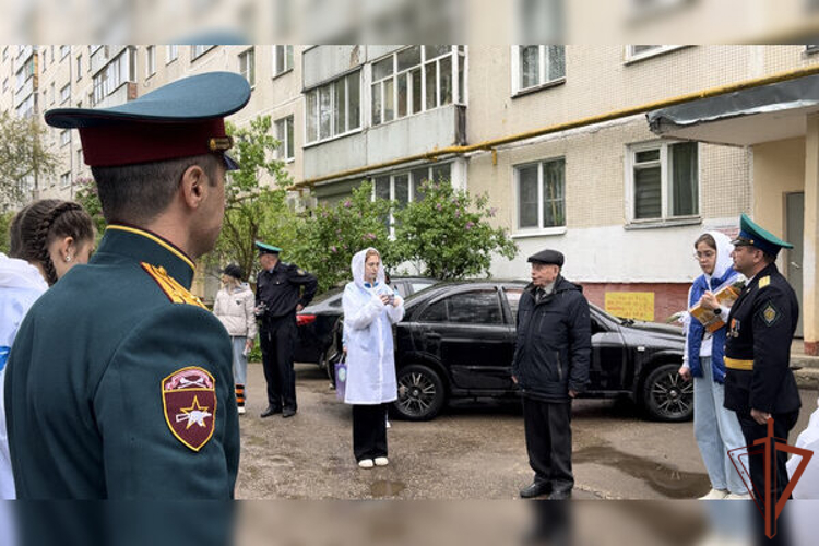 В Смоленске росгвардейцы поздравили с Днем Победы 99-летнего ветерана Великой Отечественной войны