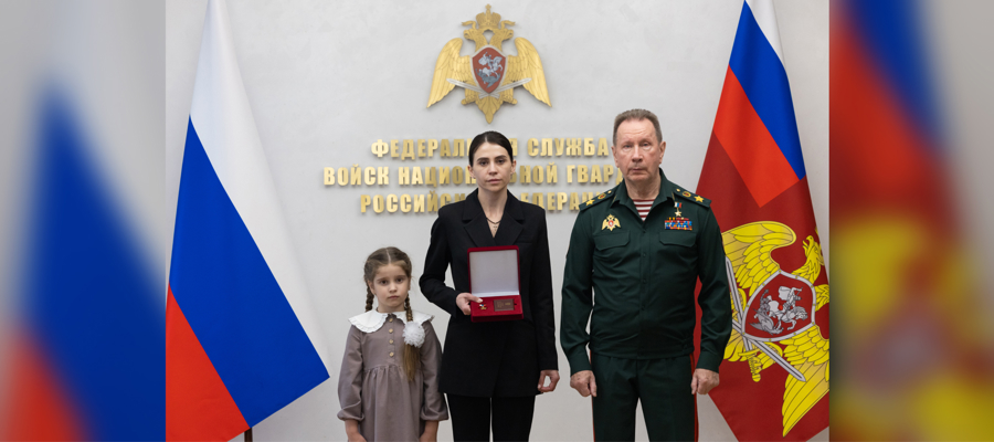 Директор Росгвардии  передал медаль «Золотая Звезда» родственникам Героя России Алексея Осипова