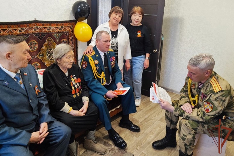 На Дальнем Востоке росгвардейцы провели патриотическую акцию «Парад у дома ветерана» 