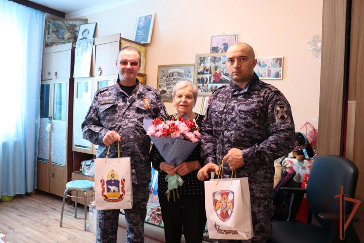 На Дальнем Востоке росгвардейцы провели патриотическую акцию «Парад у дома ветерана» 