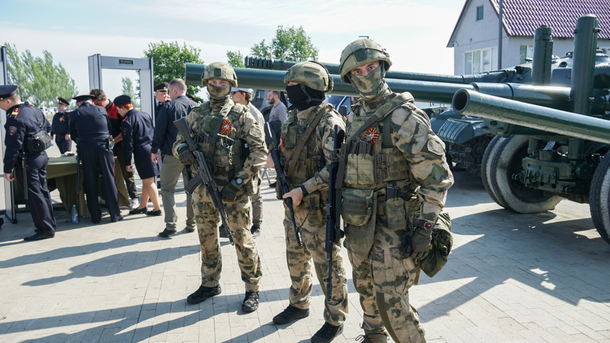 В День Победы росгвардейцы приняли участие в обеспечении общественной безопасности в ДНР