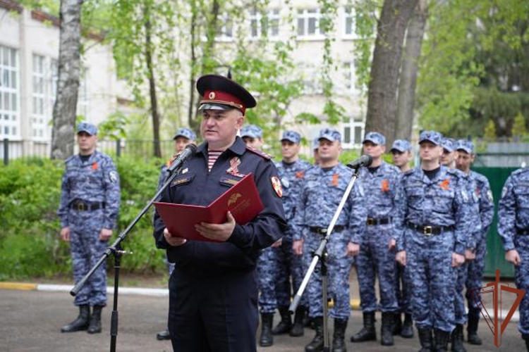 Росгвардейцы в Ульяновске прошли торжественным маршем у дома ветерана Великой Отечественной войны