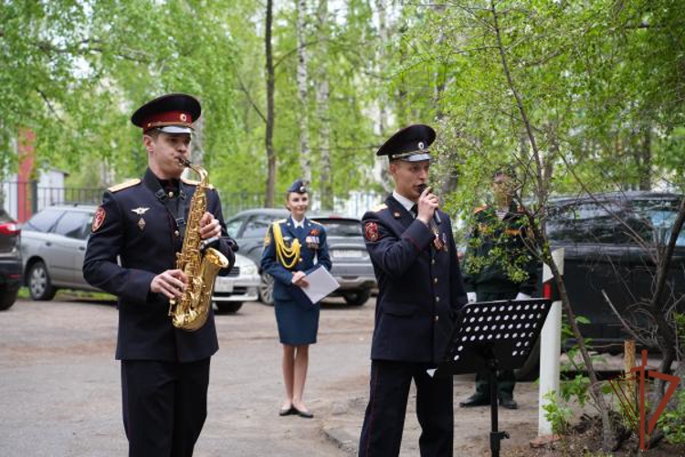 Росгвардейцы в Ульяновске прошли торжественным маршем у дома ветерана Великой Отечественной войны