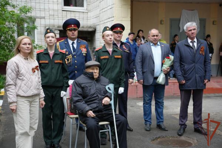 Росгвардейцы в Ульяновске прошли торжественным маршем у дома ветерана Великой Отечественной войны