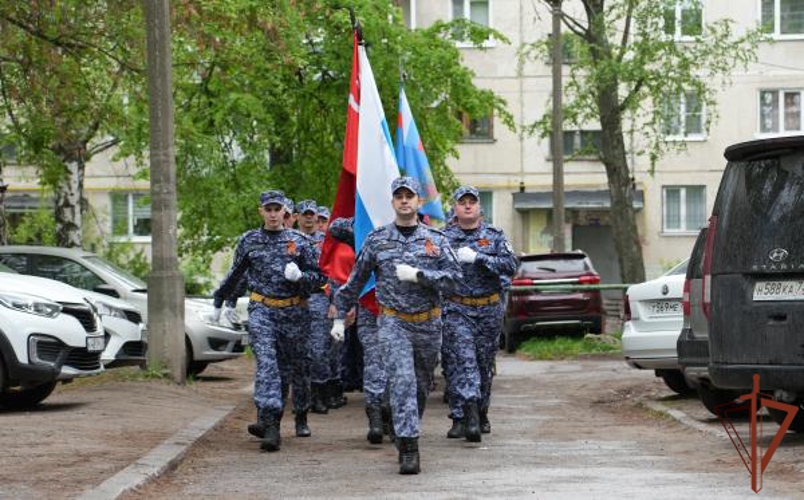 Росгвардейцы в Ульяновске прошли торжественным маршем у дома ветерана Великой Отечественной войны