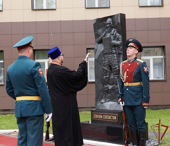 Памятник воинам-связистам Росгвардии открыли в Москве