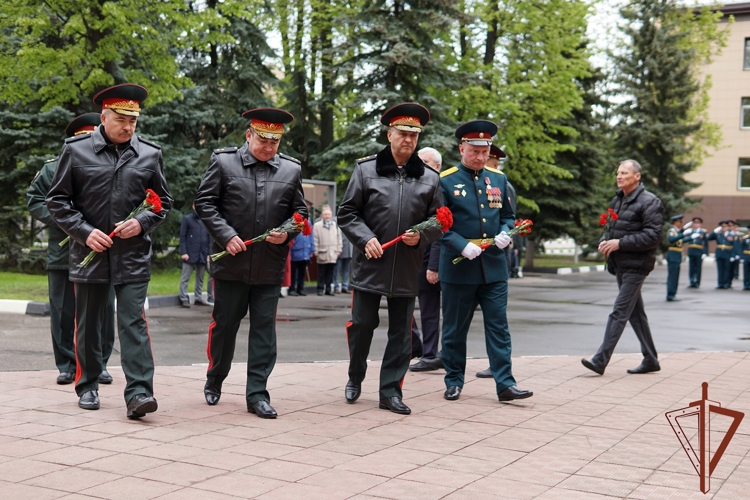 Памятник воинам-связистам Росгвардии открыли в Москве