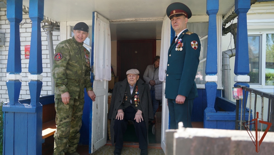 Участников Великой Отечественной войны поздравили росгвардейцы Центрального округа в рамках акции «Парад у дома ветерана» 