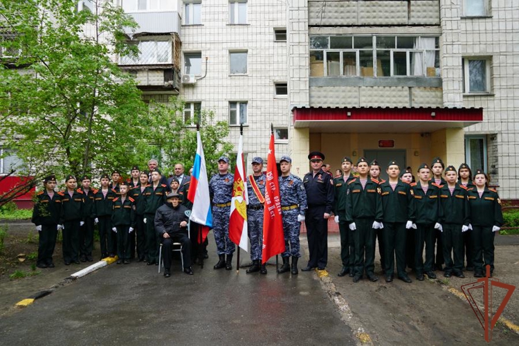 Росгвардейцы в Ульяновске прошли торжественным маршем у дома ветерана Великой Отечественной войны