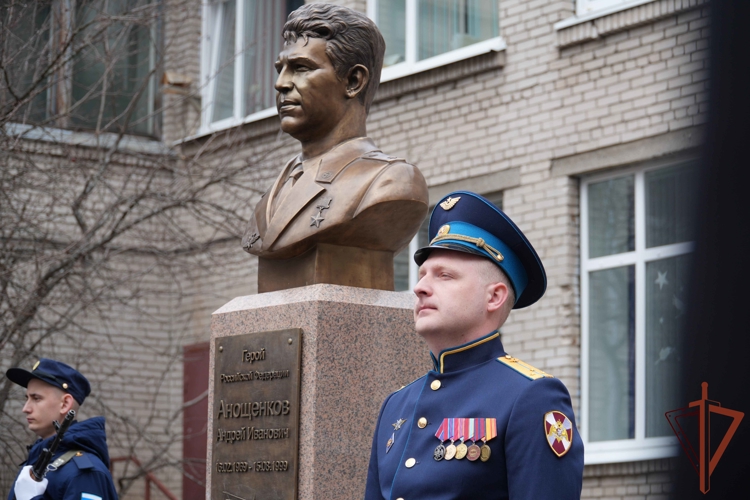 В Архангельске установили бюст военнослужащему войск правопорядка Герою России майору Андрею Анощенкову