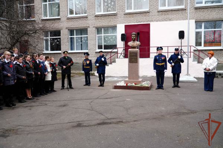 В Архангельске установили бюст военнослужащему войск правопорядка Герою России майору Андрею Анощенкову