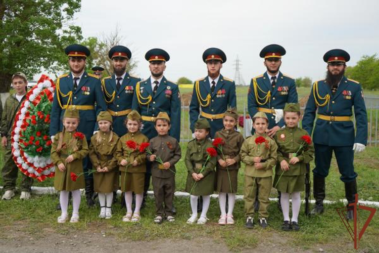 Росгвардейцы и сотрудники ФСБ приняли участие в перезахоронении останков красноармейцев в Чеченской Республике