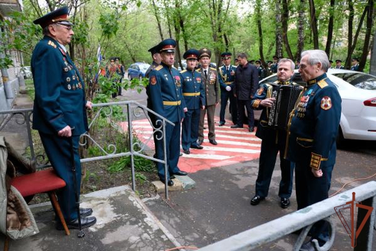 В преддверии Дня Победы росгвардейцы провели в Москве персональные парады для ветеранов  