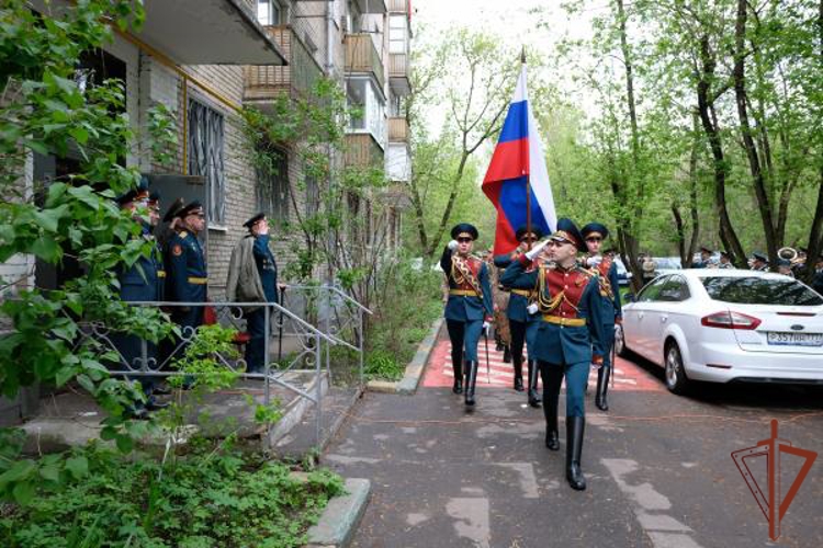 В преддверии Дня Победы росгвардейцы провели в Москве персональные парады для ветеранов  