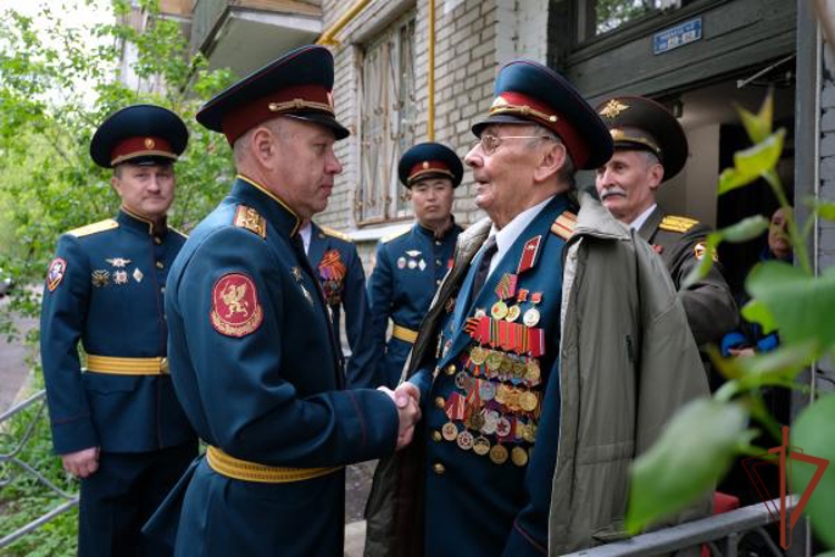 В преддверии Дня Победы росгвардейцы провели в Москве персональные парады для ветеранов  