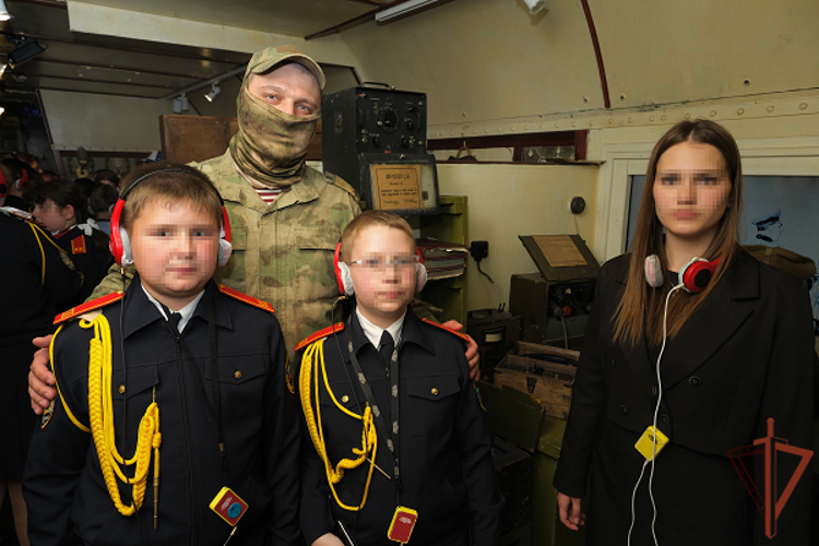 В ЛНР росгвардейцы организовали посещение «Поезда Победы» для воспитанников профильных классов ведомства