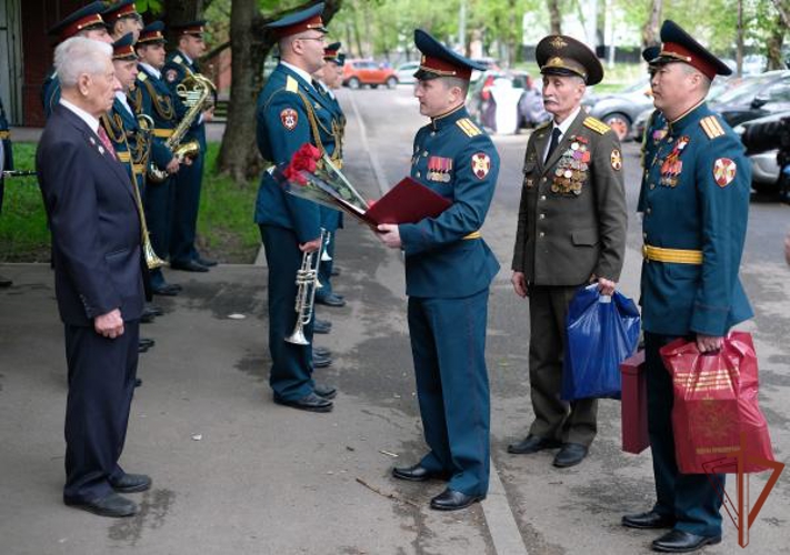 В преддверии Дня Победы росгвардейцы провели в Москве персональные парады для ветеранов  